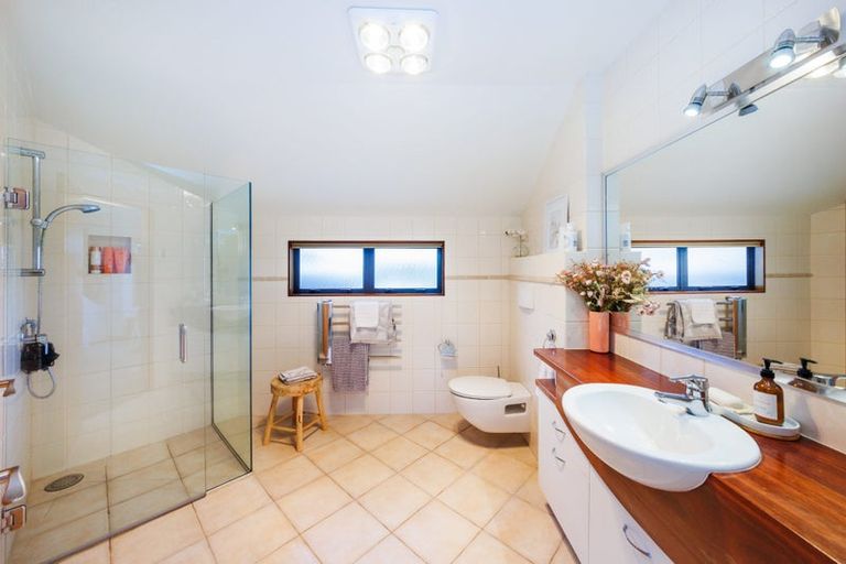 Photo of property in 33 Ruapehu Drive, Fitzherbert, Palmerston North, 4410