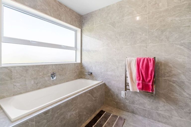 Photo of property in 28 Shah Place, Glen Eden, Auckland, 0602