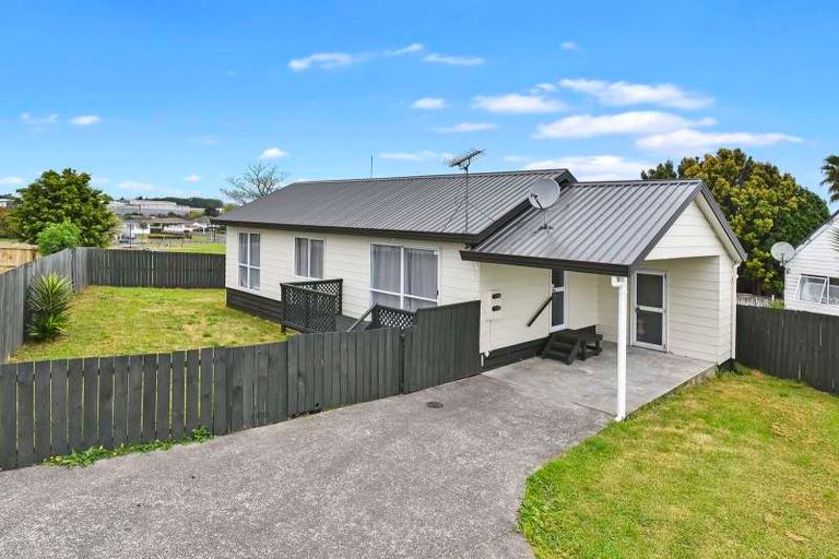 Photo of property in 2/20 Solveig Place, Randwick Park, Auckland, 2105