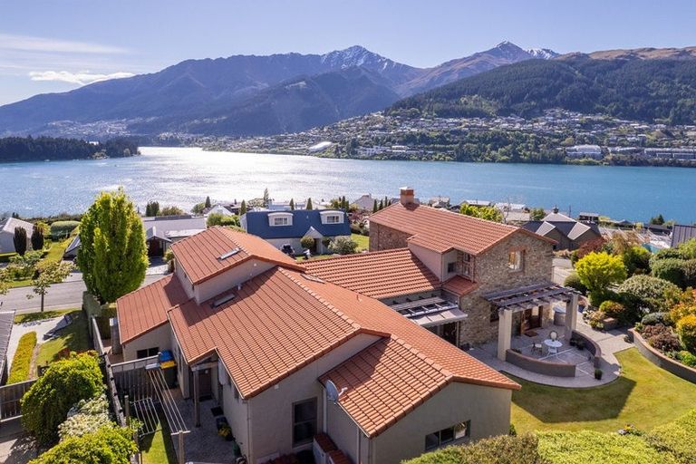 Photo of property in 1 Garland Terrace, Kelvin Heights, Queenstown, 9300