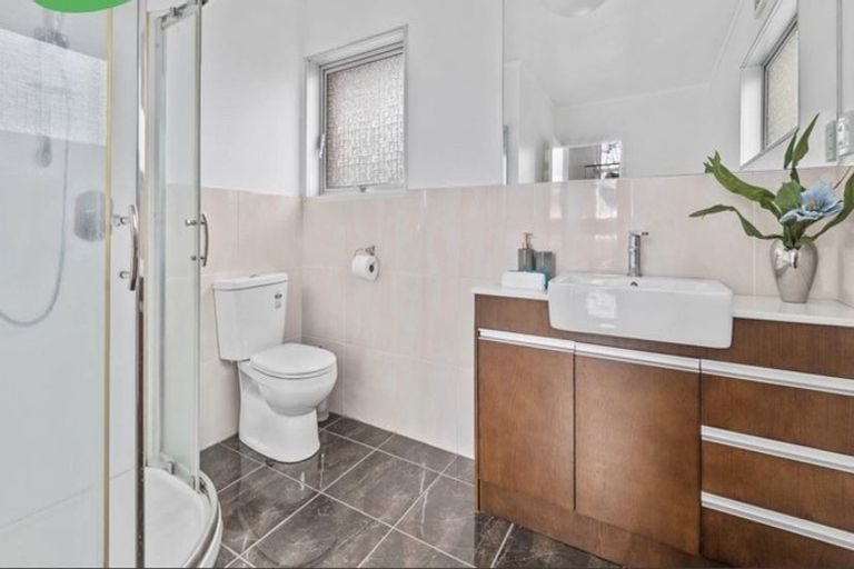 Photo of property in 16 Colin Wild Place, Glenfield, Auckland, 0629