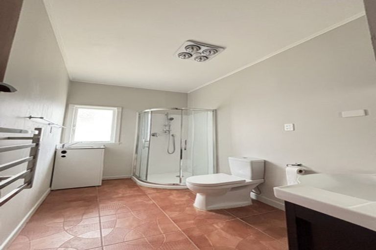 Photo of property in 39 Staveley Avenue, Mount Roskill, Auckland, 1041