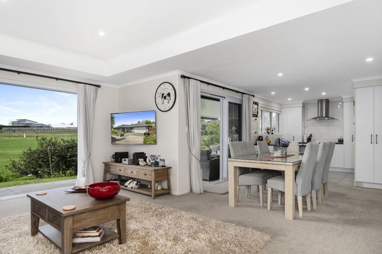 Photo of property in 18 Tranquil Grove, Omokoroa, 3114