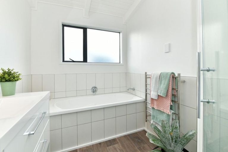 Photo of property in 16 Albatross Road, Red Beach, 0932