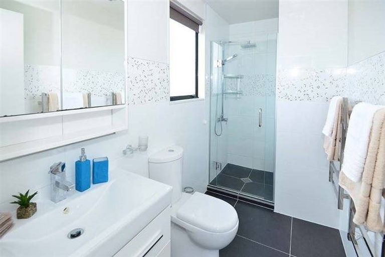 Photo of property in 1/21 Jumento Place, Unsworth Heights, Auckland, 0632