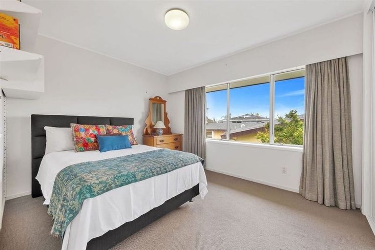 Photo of property in 20 Gulf Crest, Bucklands Beach, Auckland, 2012