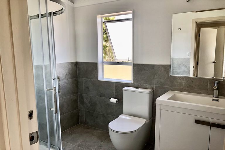 Photo of property in 30 Windy Ridge Road, Glenfield, Auckland, 0629