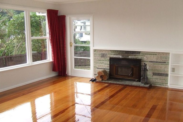 Photo of property in 4 Royston Way, Newlands, Wellington, 6037