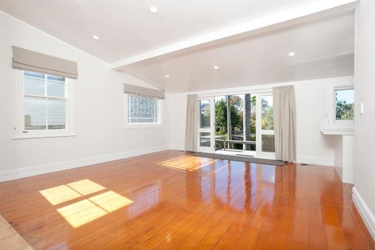 Photo of property in 12 Albany Road, One Tree Point, 0118
