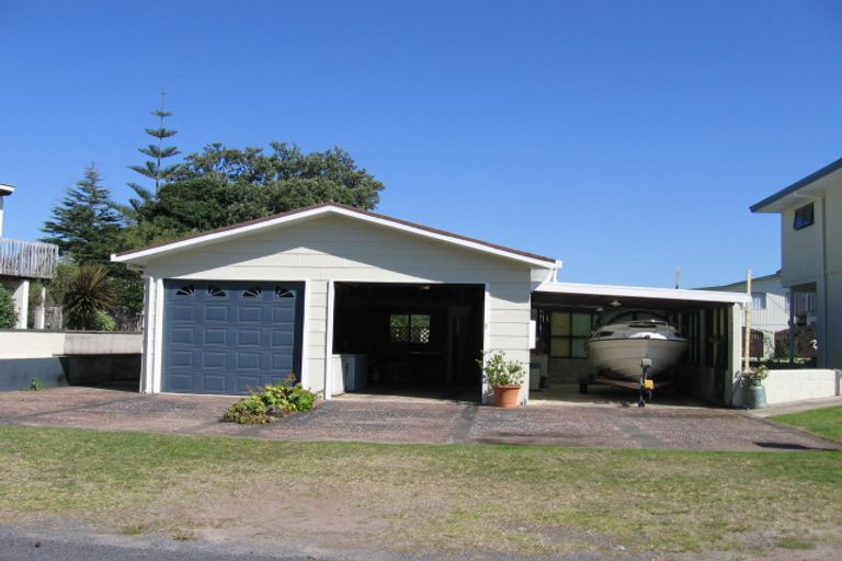Photo of property in 1 Hardy Place, Cooks Beach, Whitianga, 3591