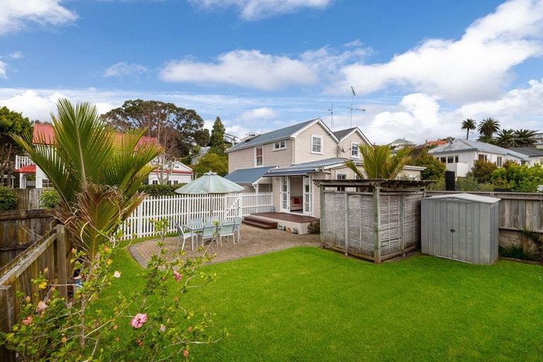 Photo of property in 1/14 Beach Road, Northcote Point, Auckland, 0627