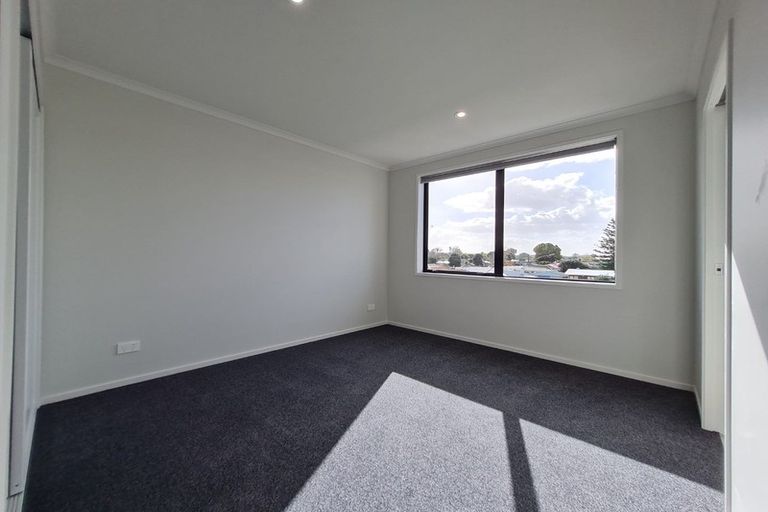 Photo of property in 8/5 Peachgrove Road, Te Atatu Peninsula, Auckland, 0610