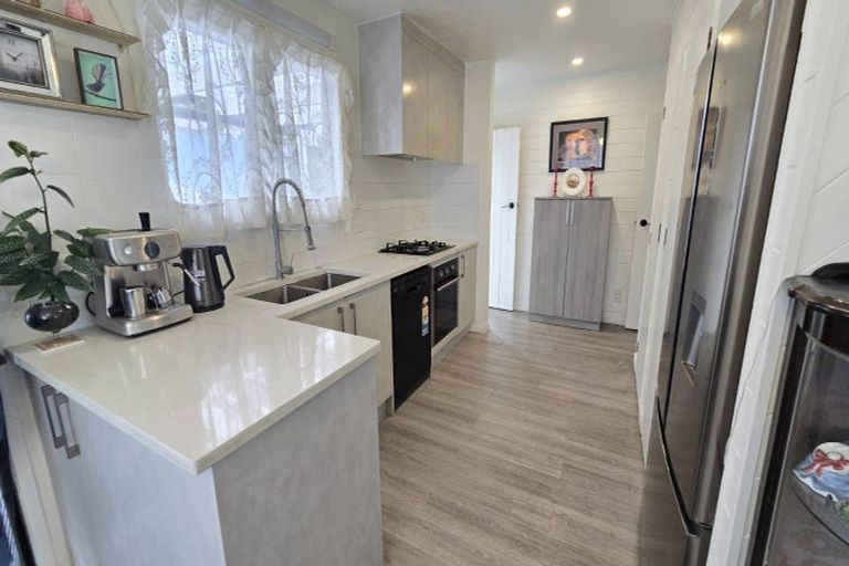 Photo of property in 15 Sherwood Avenue, Te Atatu South, Auckland, 0610