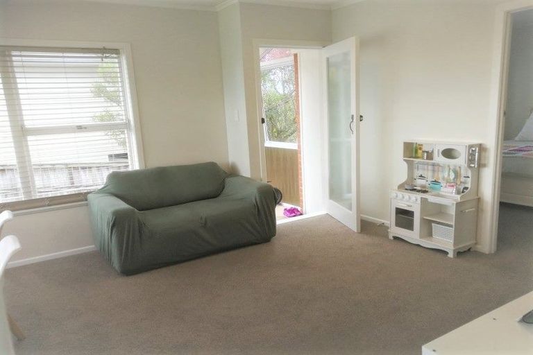 Photo of property in 1/24 Knights Road, Rothesay Bay, Auckland, 0630