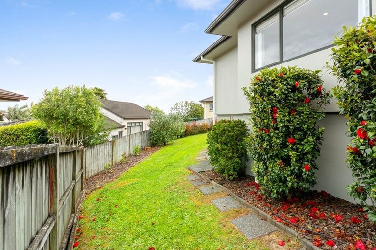 Photo of property in 20 Rising Parade, Fairview Heights, Auckland, 0632