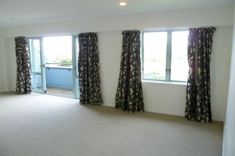 Photo of property in 1/93a Kelburn Parade, Kelburn, Wellington, 6012