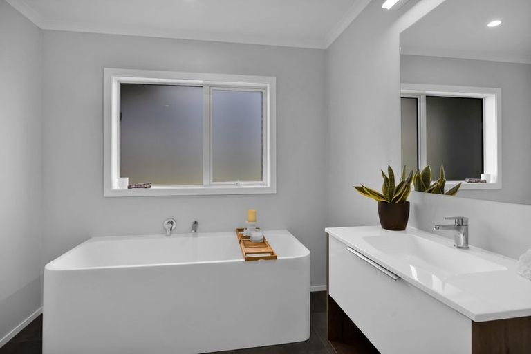 Photo of property in 7 Cross Street, Lepperton, New Plymouth, 4373