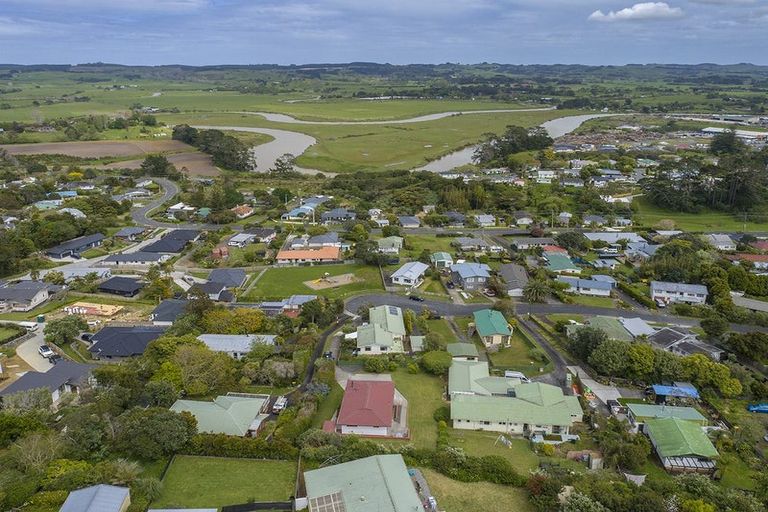 Photo of property in 16 Kaipara Crescent, Helensville, 0800