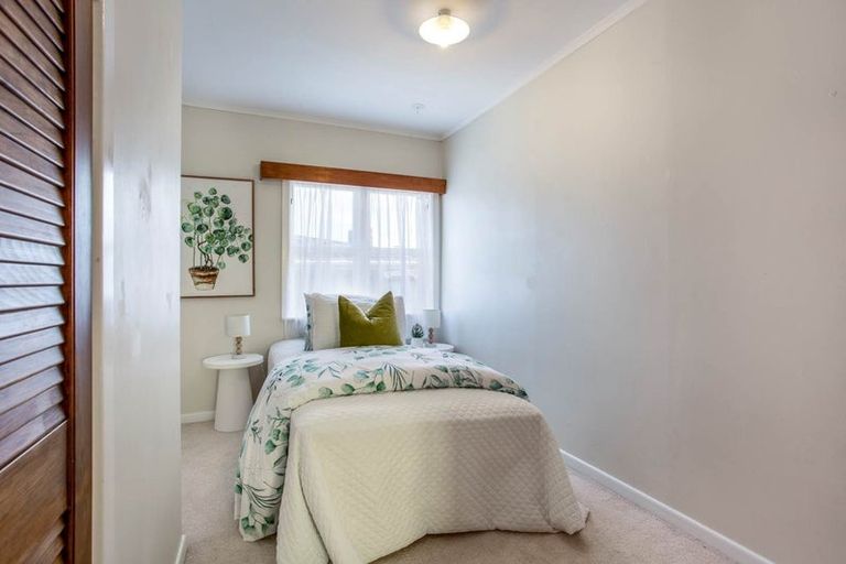 Photo of property in 10 Covil Avenue, Te Atatu South, Auckland, 0610