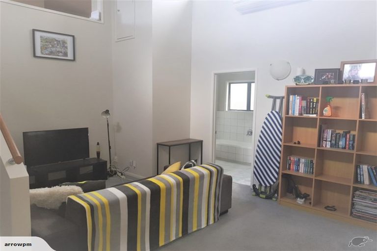 Photo of property in 31 Lorikeet Place, Unsworth Heights, Auckland, 0632