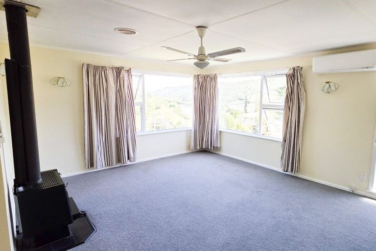 Photo of property in 14 Manor Drive, Stokes Valley, Lower Hutt, 5019