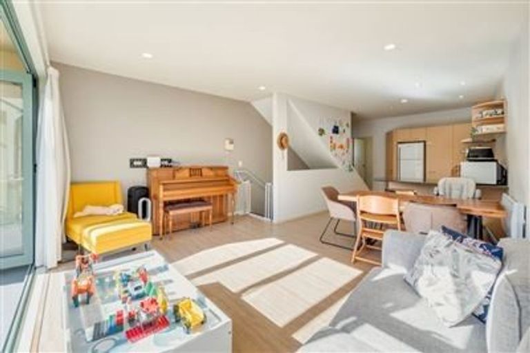 Photo of property in 5/1 Hillcrest Avenue, Hillcrest, Auckland, 0627