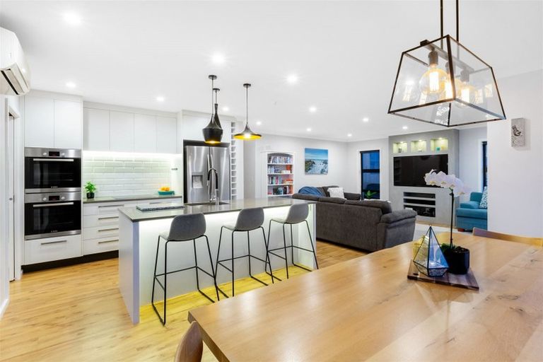 Photo of property in 20 Pacific View, Whitby, Porirua, 5024