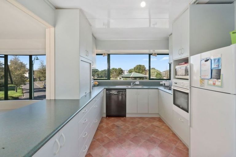 Photo of property in 8 Vinograd Drive, Te Atatu Peninsula, Auckland, 0610