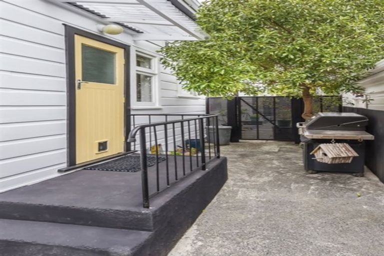 Photo of property in 42 Porritt Avenue, Mount Victoria, Wellington, 6011