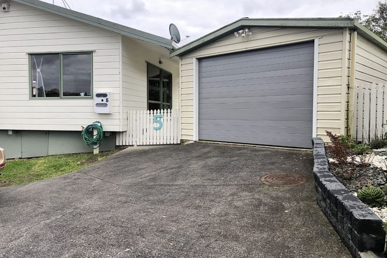Photo of property in 5 Loughanure Place, Massey, Auckland, 0614