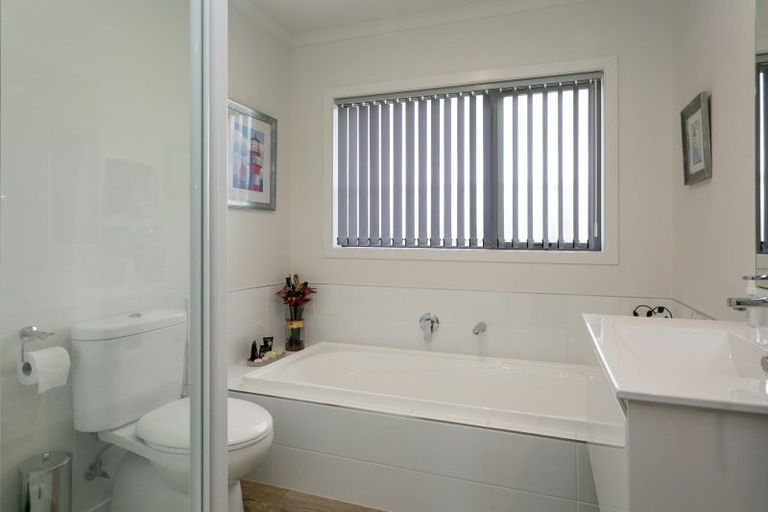 Photo of property in 8 Kahikatea Drive, Kinloch, Taupo, 3377