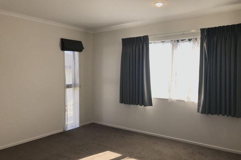 Photo of property in 16 Andover Way, Goodwood Heights, Auckland, 2105