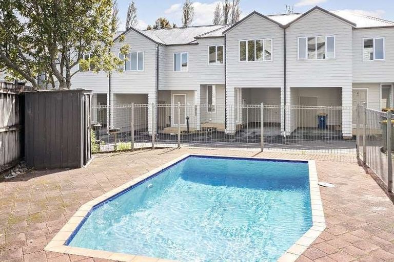 Photo of property in 3/30 John Jennings Drive, Oteha, Auckland, 0632