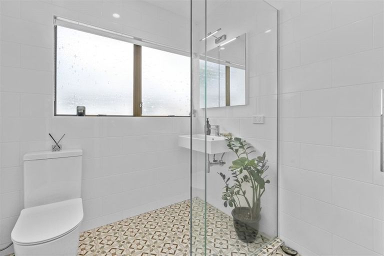 Photo of property in 2/16 Valron Road, Te Atatu South, Auckland, 0602