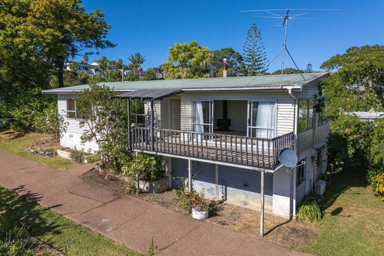 Photo of property in 16 Pohutukawa Avenue, Red Beach, 0932