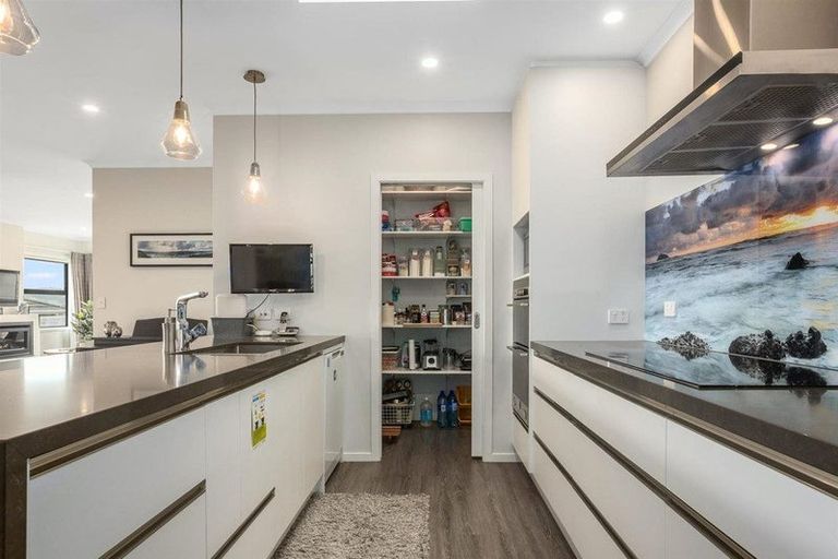 Photo of property in 12 Canary Way, Whitby, Porirua, 5024