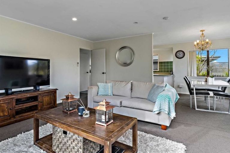 Photo of property in 2/31 Rangeview Road, Sunnyvale, Auckland, 0612