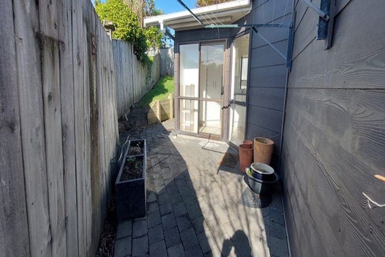 Photo of property in 1/865 Beach Road, Waiake, Auckland, 0630