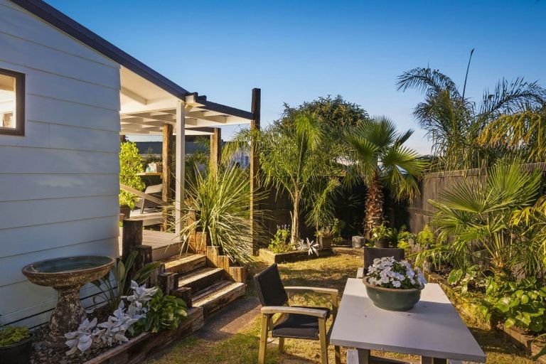 Photo of property in 2 Island View Terrace, Waikanae Beach, Waikanae, 5036