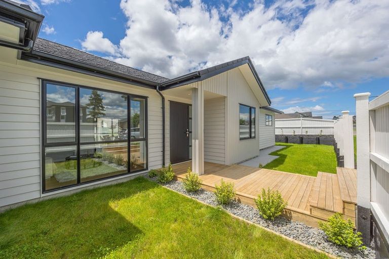 Photo of property in 14 Madden Avenue, Kumeu, 0810
