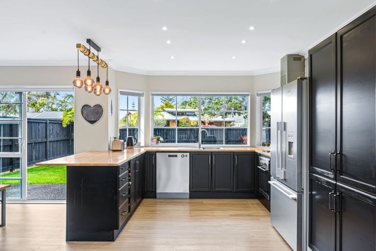 Photo of property in 33 Maygrove Drive, Orewa, 0931