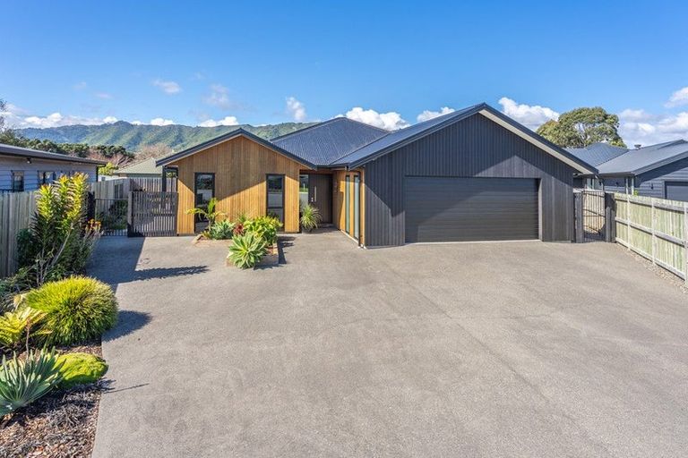 Photo of property in 17 Kaiwaru Place, Waikanae, 5036
