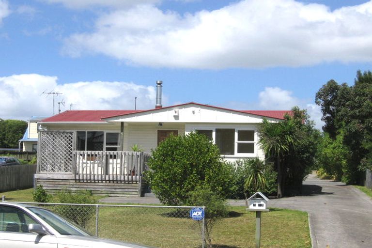 Photo of property in 2/22 Sunnyhaven Avenue, Beach Haven, Auckland, 0626