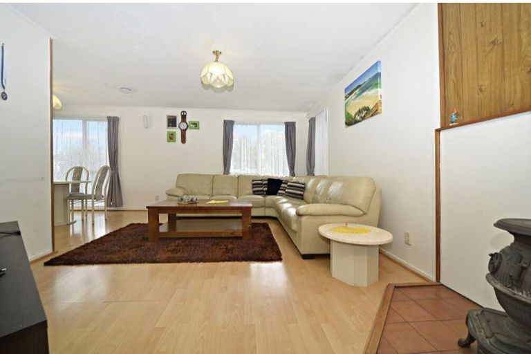 Photo of property in 24 Becker Drive, Weymouth, Auckland, 2103