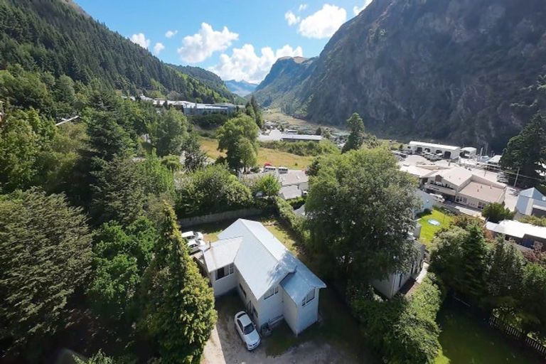 Photo of property in 22 Bowen Street, Queenstown, 9300