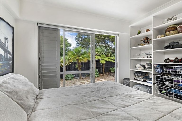 Photo of property in 9 Garmons Way, Castor Bay, Auckland, 0620