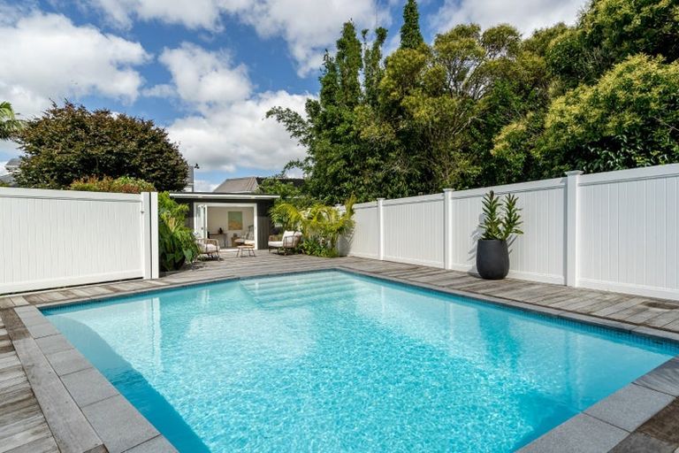 Photo of property in 16 Hinemoa Terrace, Birkenhead, Auckland, 0626