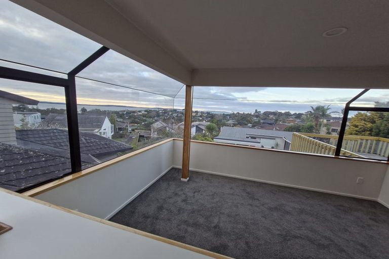 Photo of property in 1/979 Beach Road, Torbay, Auckland, 0630