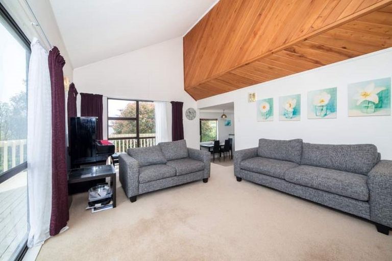 Photo of property in 1/386 Glenfield Road, Glenfield, Auckland, 0629