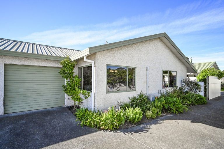 Photo of property in 2/239 Warwick Road, Mayfair, Hastings, 4122